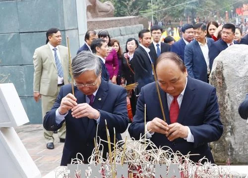 Thủ tướng Nguyễn Xuân Phúc và ông Trần Quốc Vượng -- Chủ nhiệm Ủy ban Kiểm tra Trung ương, dâng hương tưởng niệm Hoàng đế Quang Trung. Ảnh: VGP