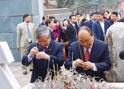 Thủ tướng Nguyễn Xuân Phúc và ông Trần Quốc Vượng -- Chủ nhiệm Ủy ban Kiểm tra Trung ương, dâng hương tưởng niệm Hoàng đế Quang Trung. Ảnh: VGP