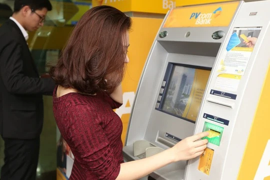Khi giao dịch tại máy ATM cần quan sát kỹ máy ATM trước khi thực hiện giao dịch, đặc biệt tại các vị trí khe đọc thẻ, bàn phím, camera. Ảnh: PVCombank