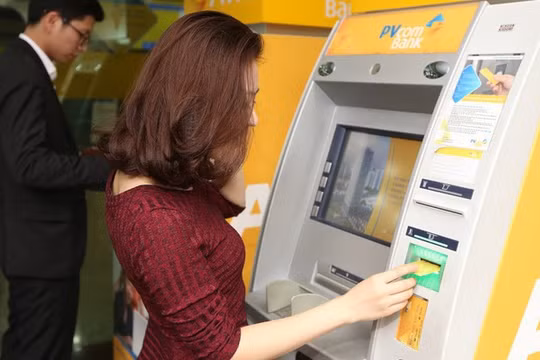 Khi giao dịch tại máy ATM cần quan sát kỹ máy ATM trước khi thực hiện giao dịch, đặc biệt tại các vị trí khe đọc thẻ, bàn phím, camera. Ảnh: PVCombank