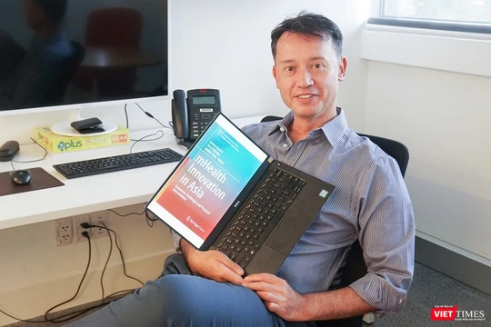 Phó giáo sư Jerry Watkins là một trong những nhà nghiên cứu và biên tập cho cuốn sách Sáng kiến chăm sóc sức khỏe di động ở châu Á.
