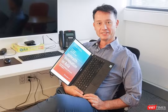 Phó giáo sư Jerry Watkins là một trong những nhà nghiên cứu và biên tập cho cuốn sách Sáng kiến chăm sóc sức khỏe di động ở châu Á.