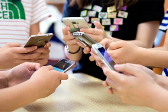 Người Việt chủ yếu sử dụng di động để truy cập mạng xã hội và xem video trực tuyến với phản hồi từ 80% số người tham gia khảo sát. Ảnh: Facebook