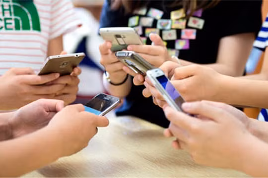 Người Việt chủ yếu sử dụng di động để truy cập mạng xã hội và xem video trực tuyến với phản hồi từ 80% số người tham gia khảo sát. Ảnh: Facebook