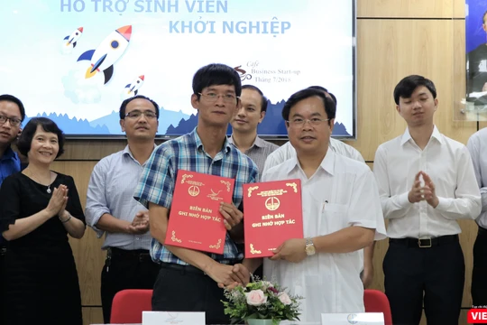 Ông Nguyễn Xuân Cường và ông Vương Quốc Thắng ký bản thỏa thuận hợp tác. Ảnh: Việt Anh