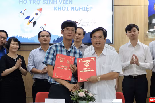 Ông Nguyễn Xuân Cường và ông Vương Quốc Thắng ký bản thỏa thuận hợp tác. Ảnh: Việt Anh