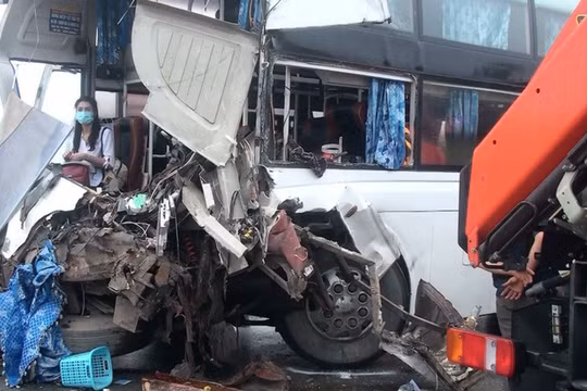 Hiện trường thảm khốc của vụ tai nạn.