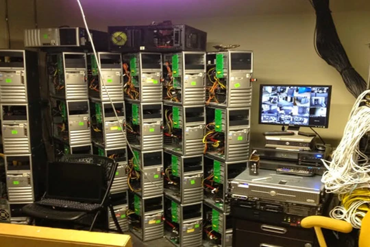 Sức hấp dẫn đến từ đồng tiền điện tử Bitcoin đang khiến cho nhiều người sôi sục, sẵn sàng đổ vài trăm triệu đồng đầu tư thiết bị và mỗi tháng chi tới vài chục triệu đồng tiền điện để “nuôi” dàn máy khủng “đào” Bitcoin. Ảnh: Cnet.