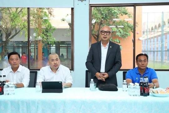 Tân Chủ tịch Sài Gòn FC Nguyễn Thái Phiên (thứ hai từ phải sang)