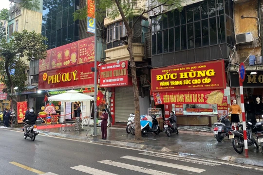 "Phố vàng" Trần Nhân Tông (Hà Nội) thưa người, không còn cảnh chen chúc xếp hàng