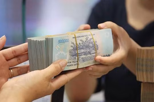 Tiền nhàn rỗi của người dân ồ ạt trở lại hệ thống ngân hàng