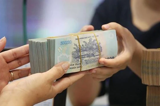 Tiền nhàn rỗi của người dân ồ ạt trở lại hệ thống ngân hàng