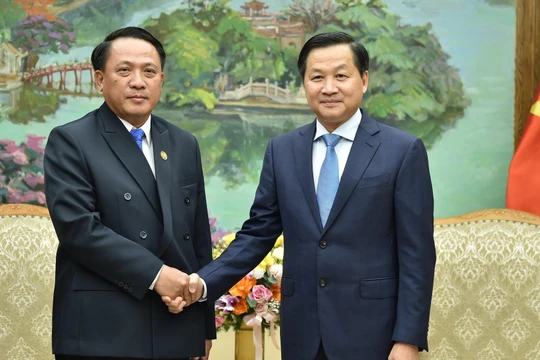 Phó Thủ tướng Lê Minh Khái tiếp Bộ trưởng Bộ Tài chính Lào Bounchom Ubonpaseuth (Ảnh: VGP)