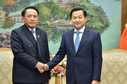 Phó Thủ tướng Lê Minh Khái tiếp Bộ trưởng Bộ Tài chính Lào Bounchom Ubonpaseuth (Ảnh: VGP)