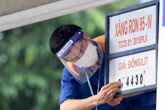 Giảm 4 lần liên tiếp, giá xăng về còn 25.600 đồng/lít