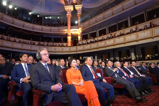 Bà Phạm Thu Hương cùng chồng - tỉ phú Phạm Nhật Vượng - tại lễ trao giải VinFuture