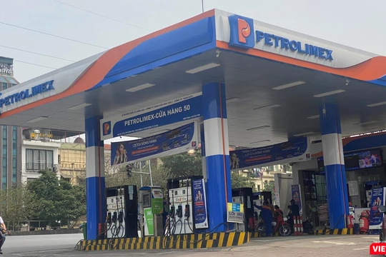 Giá xăng dầu sẽ giảm vào ngày mai (1/7) - Ảnh: HB