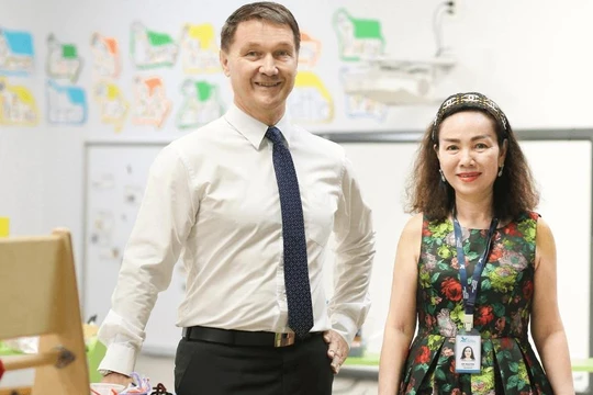 Bà Nguyễn Thị Út Em (phải) - Chủ tịch HĐQT AISVN (Ảnh: ais.edu.vn)