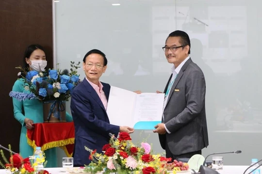 Ông Nguyễn Mạnh Quân (phải) nhận quyết định bổ nhiệm quyền Tổng giám đốc ABBank (Ảnh: ABBank)