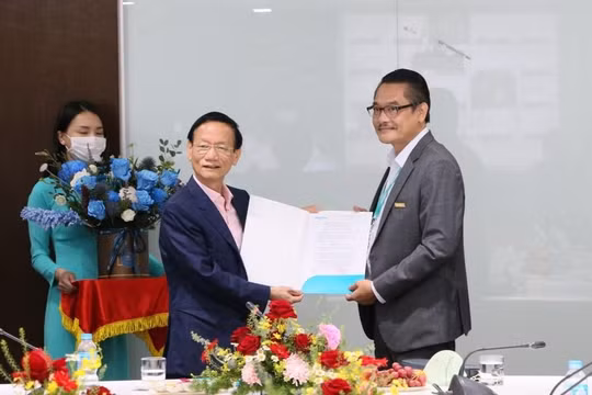 Ông Nguyễn Mạnh Quân (phải) nhận quyết định bổ nhiệm quyền Tổng giám đốc ABBank (Ảnh: ABBank)