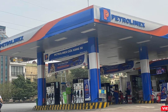 Giá xăng lập kỷ lục mới, vượt 30.000 đồng/lít