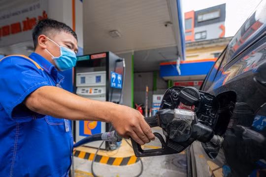 Giá xăng giảm, giá dầu tăng vọt: Điều chưa từng xảy ra