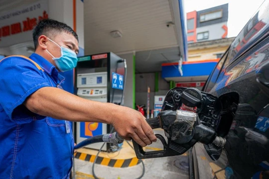 Giá xăng giảm, giá dầu tăng vọt: Điều chưa từng xảy ra