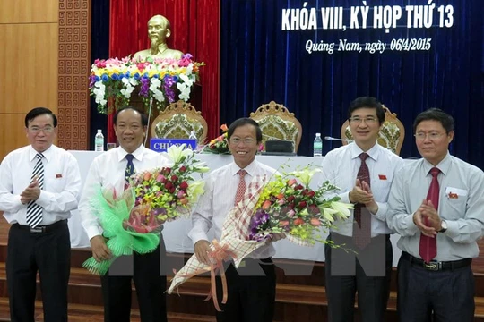 Ông Đinh Văn Thu (thứ hai từ trái sang) nhận hoa chúc mừng của lãnh đạo tỉnh Quảng Nam