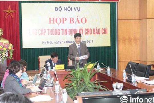 Ông Nguyễn Tiến Thành - Chánh Văn phòng Bộ Nội vụ - tại buổi họp báo định kỳ ngày 12/12. Ảnh: Infonet