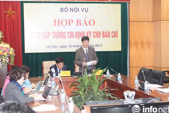 Ông Nguyễn Tiến Thành - Chánh Văn phòng Bộ Nội vụ - tại buổi họp báo định kỳ ngày 12/12. Ảnh: Infonet