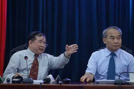 Thứ trưởng Bộ GD-ĐT Bùi Văn Ga (trái) và Thứ trưởng Nguyễn Vinh Hiển tại buổi họp báo - Ảnh: Nguyễn Khánh