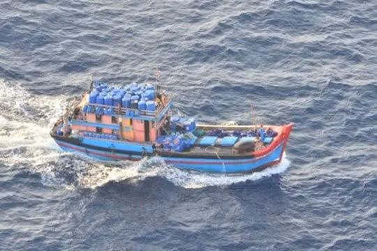 Tàu cá Việt Nam bị nghi đánh bắt hải sâm ở Úc - Ảnh: Lực lượng Biên phòng Úc