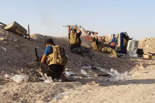 Lực lượng an ninh Iraq giao tranh với các tay súng IS ở ngoại ô Ramadi hồi tháng 6-2015 Ảnh: REUTERS