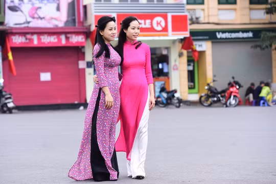 Nhiều cô gái trẻ xúng xinh áo dài đi chụp ảnh trong tiết trời mát mẻ của Tết Đinh Dậu 2017.