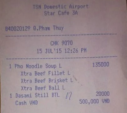 Phiếu tính tiền tô phở giá 135.000 đồng được ông H. chụp lại