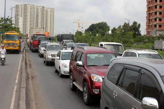 Lượng xe mới lăn bánh ra đường vẫn có xu hướng tăng cao tại TPHCM khiến hạ tầng ngày càng quá tải. Ảnh: Anh Quân