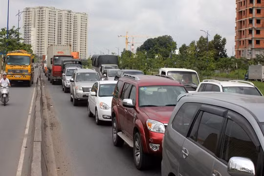 Lượng xe mới lăn bánh ra đường vẫn có xu hướng tăng cao tại TPHCM khiến hạ tầng ngày càng quá tải. Ảnh: Anh Quân