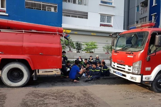 Xe cứu hỏa trong vụ cháy chung cư cao cấp Carina Plaza ngày 23/3.