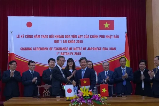 Hai bên ký công hàm cho vay chiều 15-1. Ảnh TG