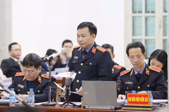 Ông Đào Thịnh Cường, đại diện Viện kiểm sát nhân dân Thành phố Hà Nội đọc bản luận tội các bị cáo. Ảnh: TTXVN