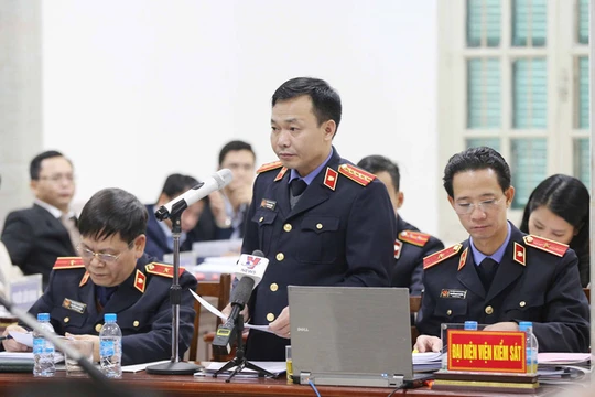 Ông Đào Thịnh Cường, đại diện Viện kiểm sát nhân dân Thành phố Hà Nội đọc bản luận tội các bị cáo. Ảnh: TTXVN