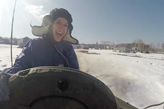 Video “Gói” du lịch lái tăng T-90 với giá 180 euro