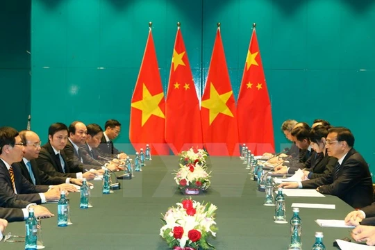 Thủ tướng Chính phủ Nguyễn Xuân Phúc gặp song phương Thủ tướng Trung Quốc Lý Khắc Cường bên lề Hội nghị Cấp cao Á-Âu lần thứ 11. (Ảnh: Thống Nhất/TTXVN)