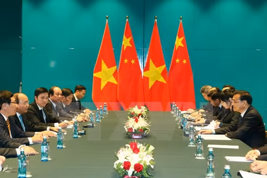 Thủ tướng Chính phủ Nguyễn Xuân Phúc gặp song phương Thủ tướng Trung Quốc Lý Khắc Cường bên lề Hội nghị Cấp cao Á-Âu lần thứ 11. (Ảnh: Thống Nhất/TTXVN)