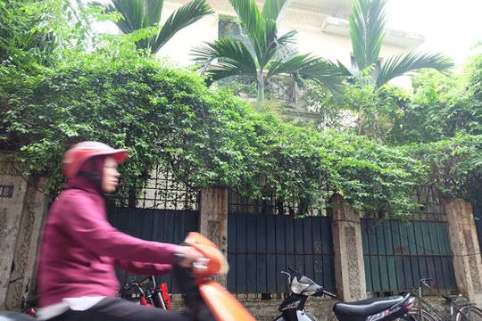 Căn biệt thự công vụ 12 Nguyễn Chế Nghĩa, quận Hoàn Kiếm có diện tích hơn 410m2 bỏ hoang từ tháng 12-2014 đến nay - Ảnh: XUÂN LONG