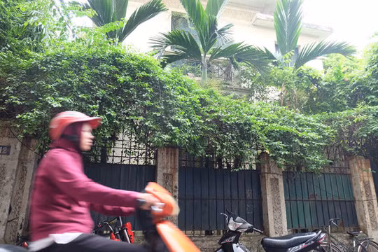 Căn biệt thự công vụ 12 Nguyễn Chế Nghĩa, quận Hoàn Kiếm có diện tích hơn 410m2 bỏ hoang từ tháng 12-2014 đến nay - Ảnh: XUÂN LONG