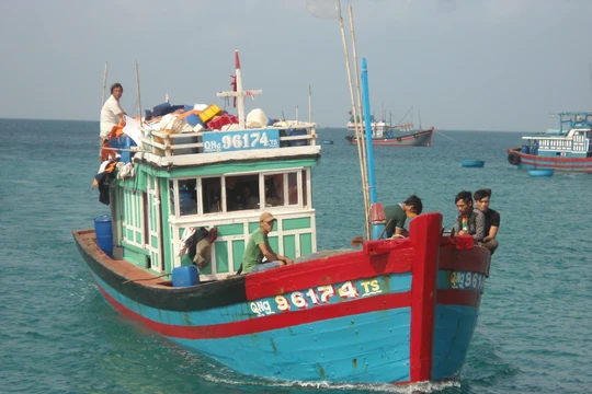 Đài Thông tin duyên hải tiếp tục theo dõi thông tin về ngư dân bị nạn trên tàu cá QNg 92799.