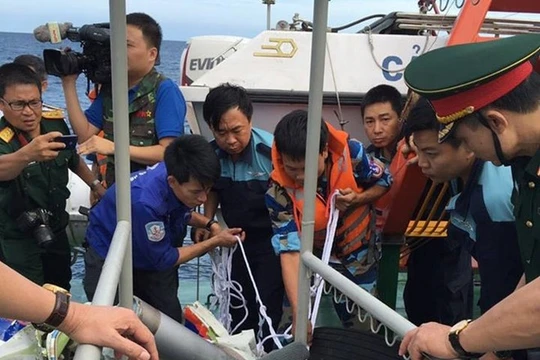 Lực lượng tìm kiếm vớt lên một mảnh vỡ máy bay CASA-212 gặp nạn trên biển