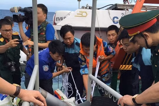 Lực lượng tìm kiếm vớt lên một mảnh vỡ máy bay CASA-212 gặp nạn trên biển