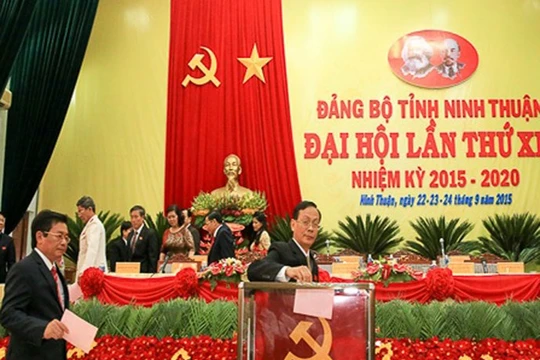 Ông Nguyễn Đức Thanh đang bỏ phiếu tại đại hội 